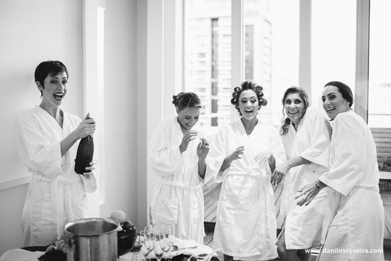 Momento especial da noiva com as madrinhas